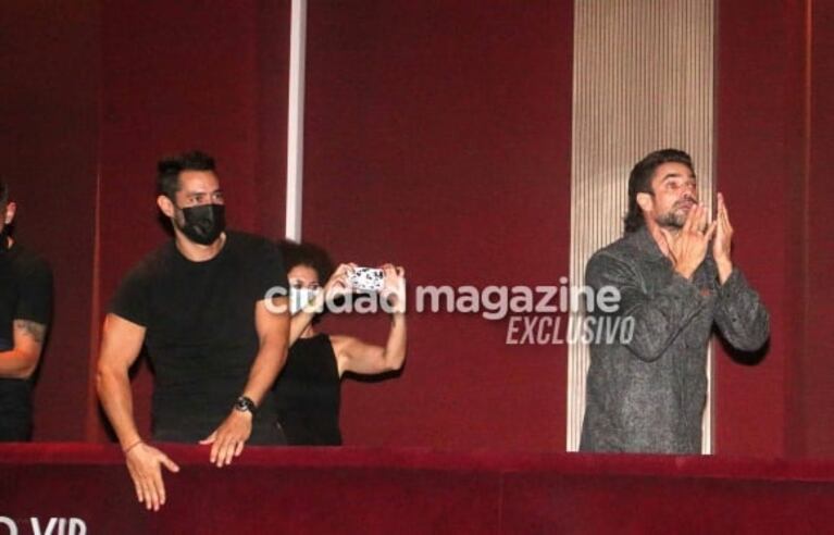 Luciano Castro y Tucu López aplaudieron de pie a Sabrina Rojas en el teatro: las fotos buena onda en el palco