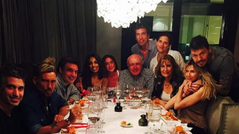Luciano El Tirri y Mimí le contaron a Marcelo Tinelli que se casan en mayo. (Foto: @CuervoTinelli)