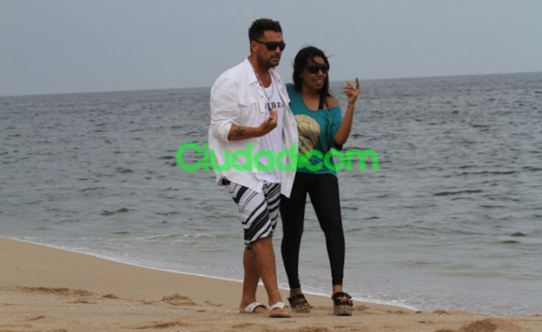 Luciano Tirri y su novia, a puro mimo en la playa de La Boyita, Punta del Este. (Foto: Ciudad.com)