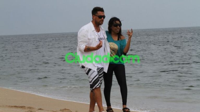 Luciano Tirri y su novia, a puro mimo en la playa de La Boyita, Punta del Este. (Foto: Ciudad.com)