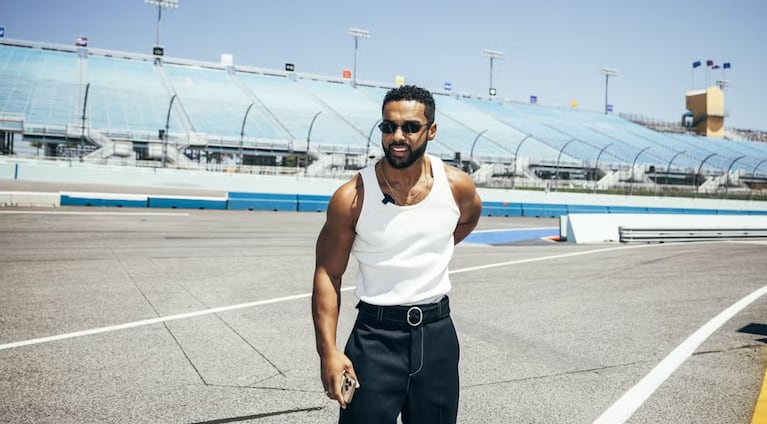 Lucien Laviscount, de ‘Emily in Paris’ a la Fórmula E: la increíble transformación del actor | Créditos: Instagram FIA