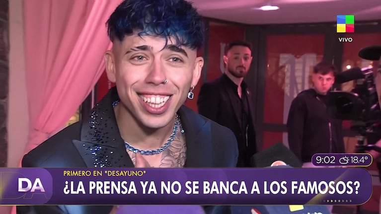 Luck Ra reaccionó con humor al insulto de un cronista por no querer parar a hablar con la prensa (Foto: captura de América).