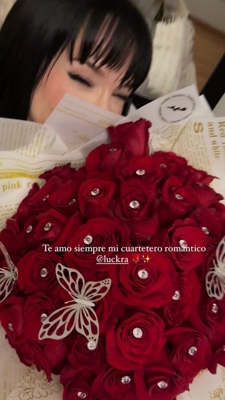 Luck Ra sorprendió a La Joaqui con un ramo de rosas y ella le dedicó un romántico mensaje. Crédito: Instagram/@lajoaqui