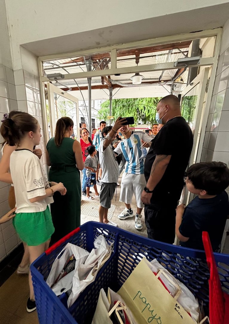 Luck Ra y Spreen visitaron el Hospital Ricardo Gutiérrez