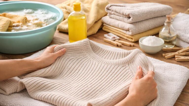 Luego de aplicar el truco del champú para bebés, la ropa recupera en parte su tamaño anterior. Foto: IA