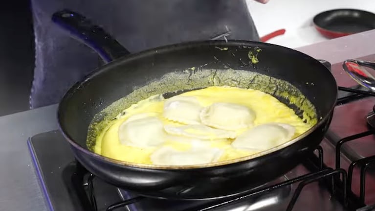 Luego de hervidos y cuando ya están cocinados, a los sorrentinos se les da un toque final de cocción con la salsa. Foto: Cucinare TV