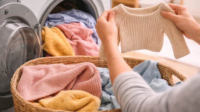 Luego de lavar con agua muy caliente y secar a temperaturas altas, la ropa se puede encoger. Foto: IA