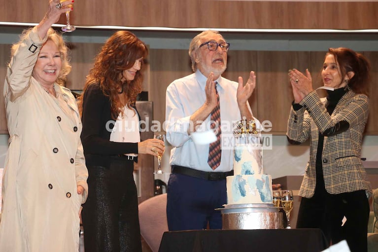 Luis Brandoni fue sorprendido en el teatro en el día de su cumpleaños (Foto: Movilpress).