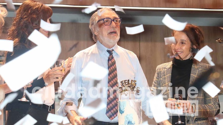 Luis Brandoni fue sorprendido por su esposa y su hija en el teatro en el día de su cumpleaños (Foto: Movilpress).