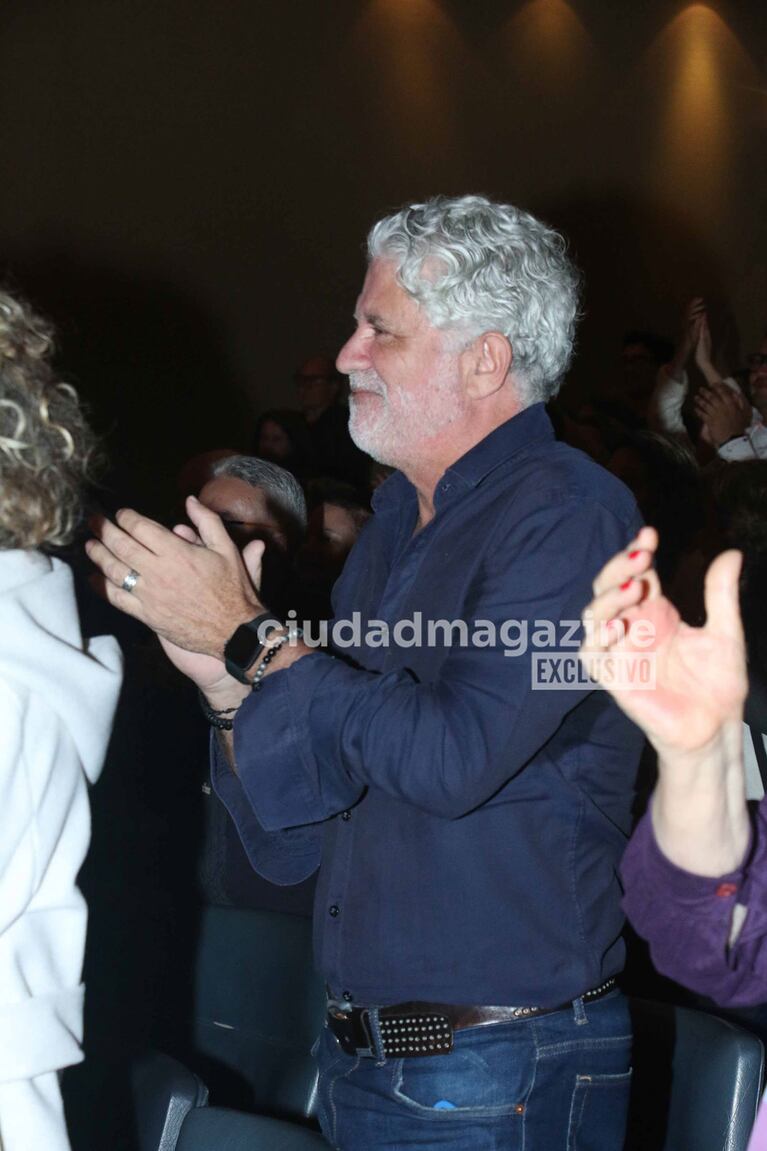 Luis Cavanagh, el novio de Romina Gaetani, en el estreno de la obra Mamá (Foto: Movilpress).