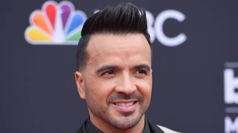 Luis Fonsi lanza a la venta una campera de cuero con un inesperado estampado en su espalda