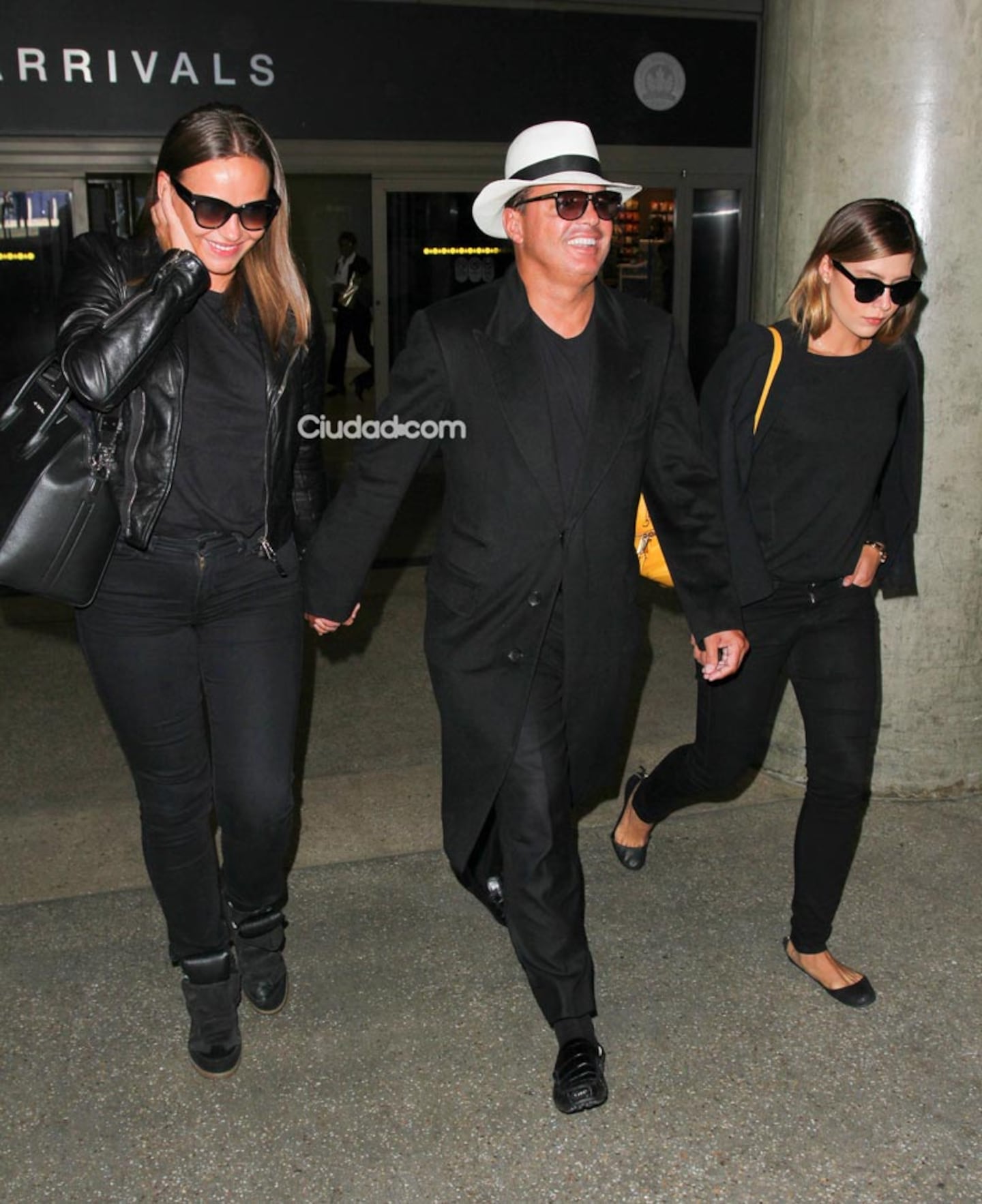 Luis Miguel con su novia Kasia y su hija Michelle. (Foto: Grosby Group)