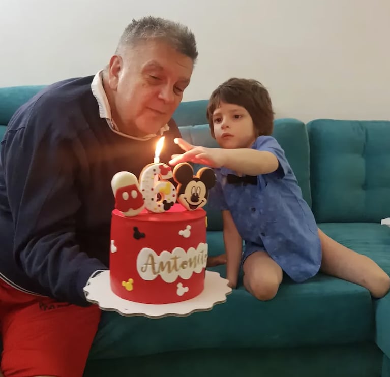 Luis Ventura sopló las velitas con su hijo. Foto: IG | luisventurasoy