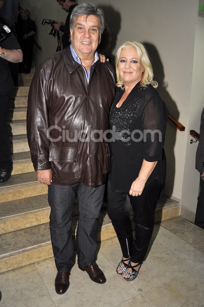 Luis Ventura y Estelita, salida en pareja al teatro (Foto: Jennifer Rubio).