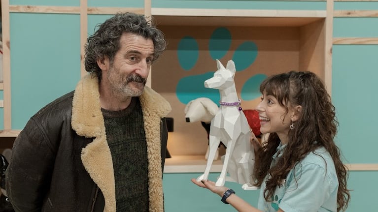 Luis Zahera interpreta al veterinario Antón con tono serio, seco r irónico; mientras que Lucía Caraballo hace de Uxía, su sobrina,