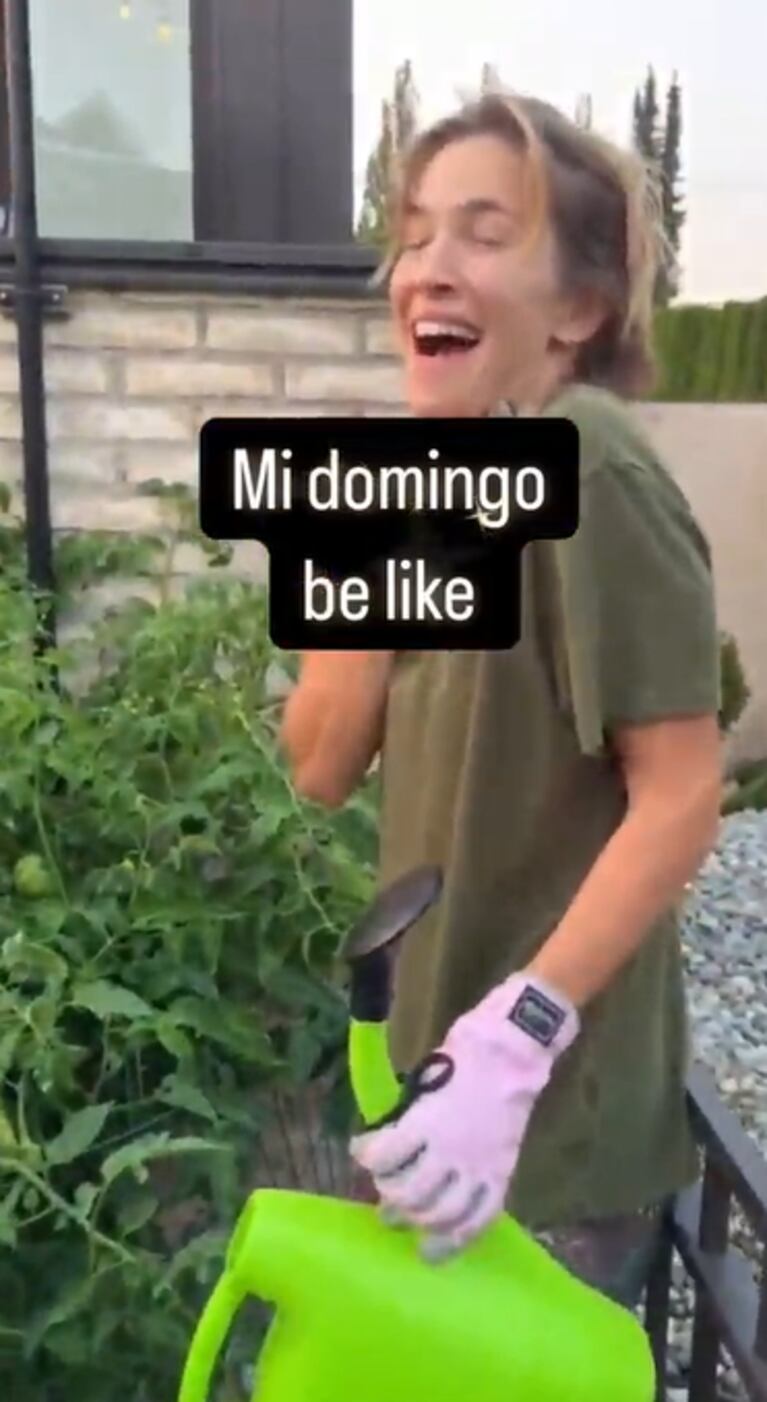 Luisana ama regar su huerta.