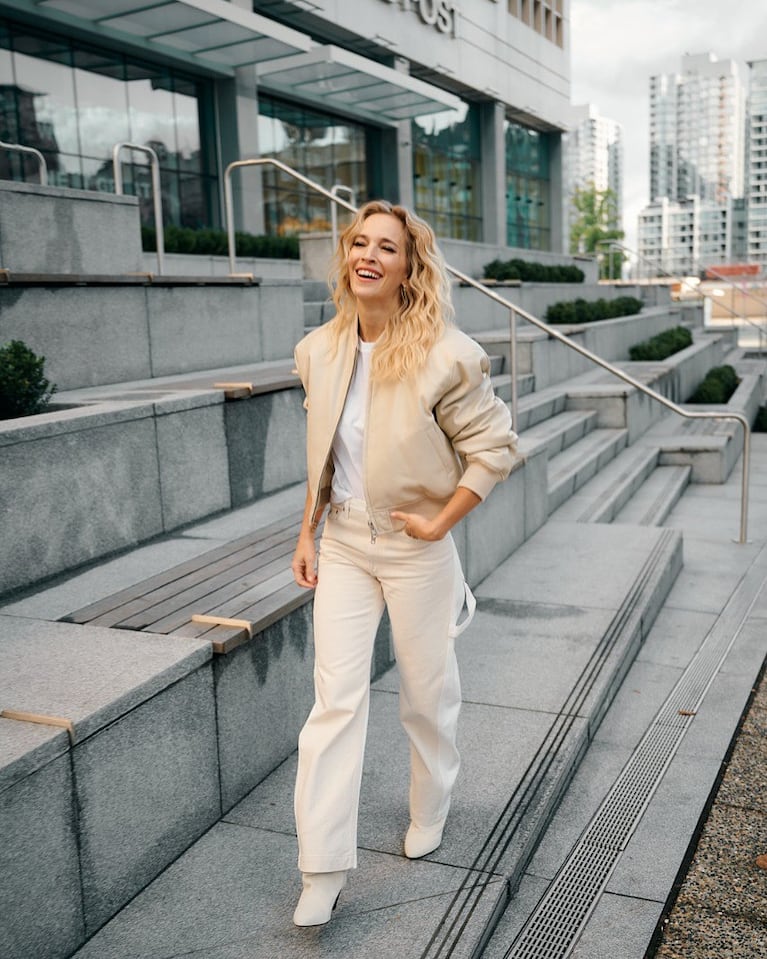 Luisana Lopilato con campera de cuero beige, pantalón a juego y botas. (Foto: Instagram/@luisanalopilato)