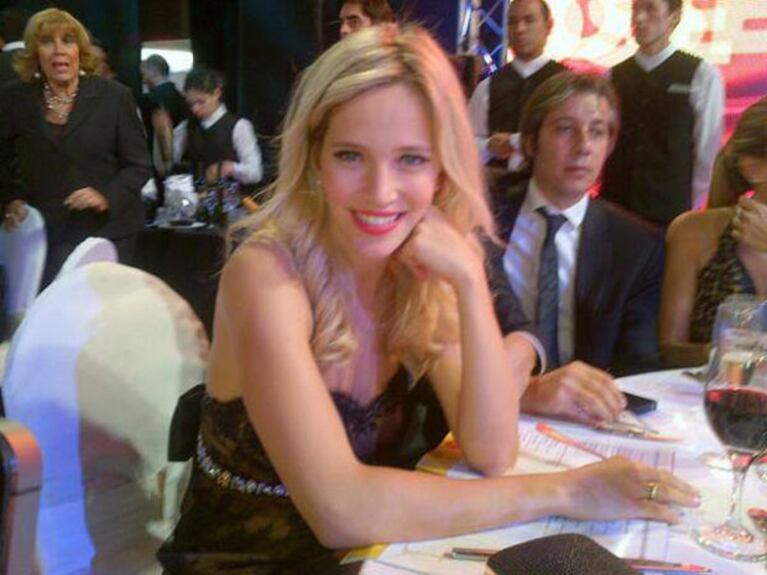Luisana Lopilato cumplió años en los Martín Fierro. (Foto: Twitter)