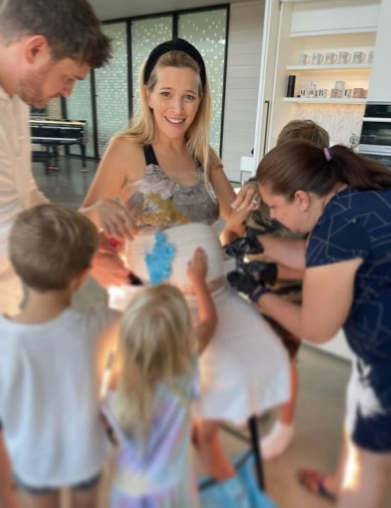 Luisana Lopilato cumplió con su familia el rito de cada embarazo: "Transformamos la panza en arte" 