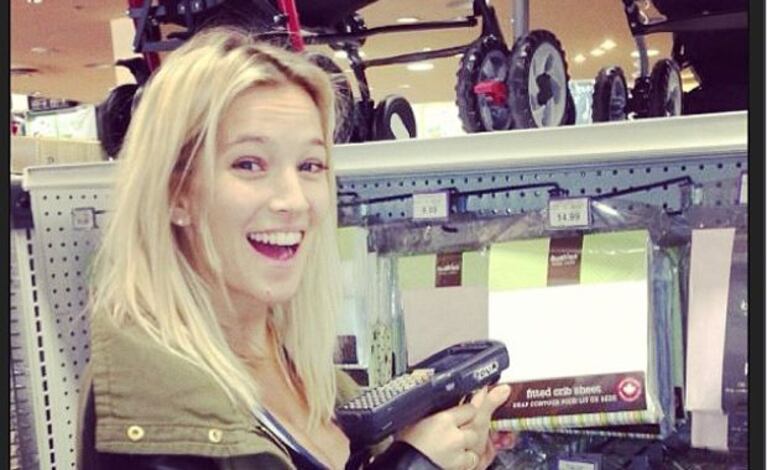 Luisana Lopilato eligiendo cosas para su baby shower. (Foto: Instagram lulopilato)