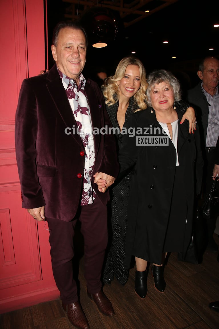 Luisana Lopilato estrenó La Caja Azul acompañada por sus padres (Foto: Movilpress).