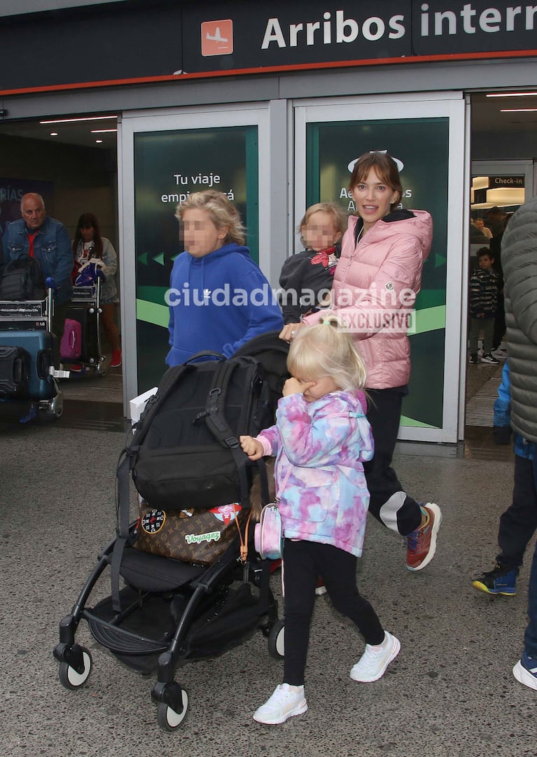 Luisana Lopilato llegó a Argentina con sus hijos (Foto: Movilpress).