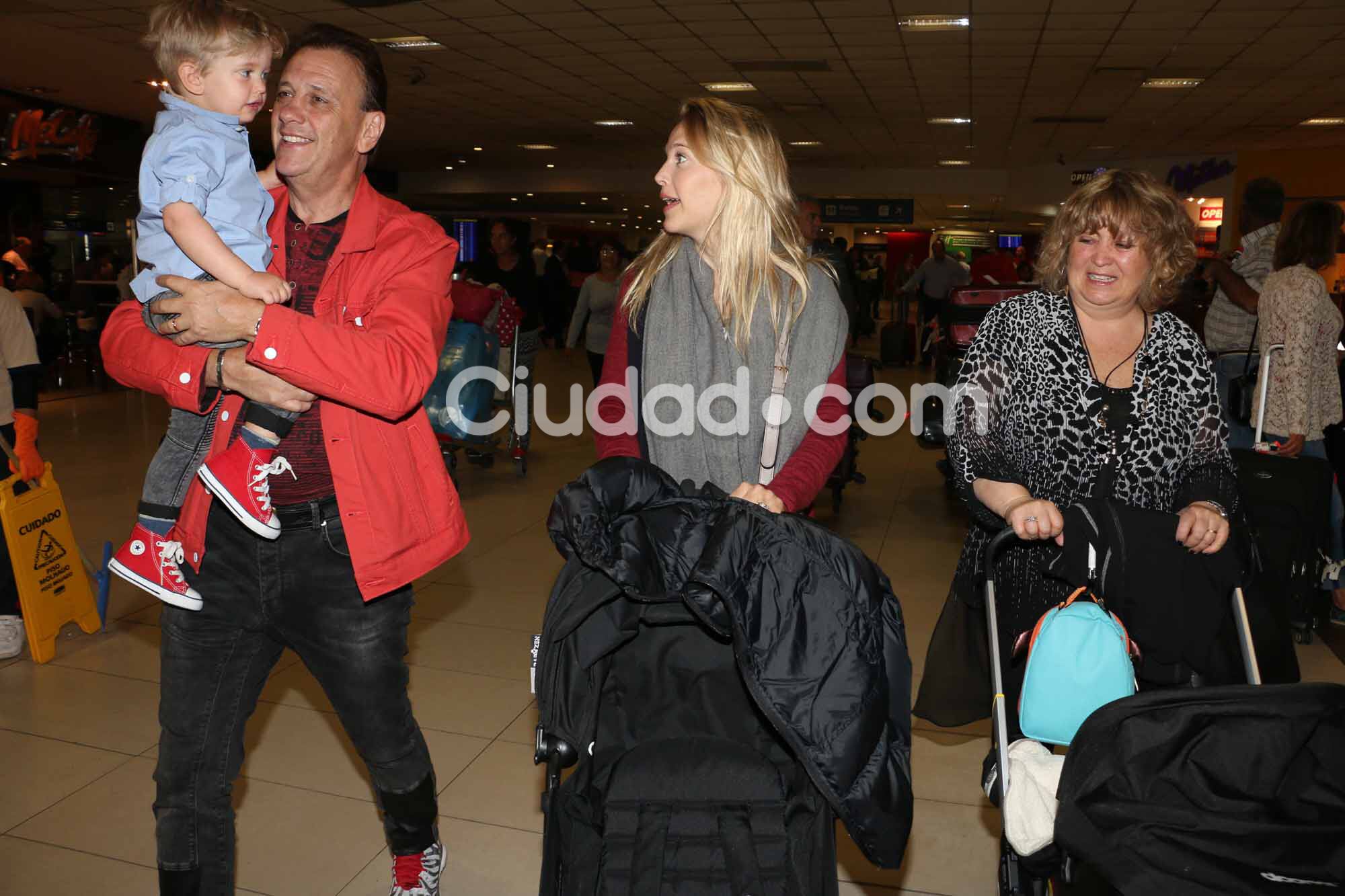 Luisana Lopilato llegó al país junto a sus hijos Noah y Elías. (Fotos: Movilpress-Ciudad.com)