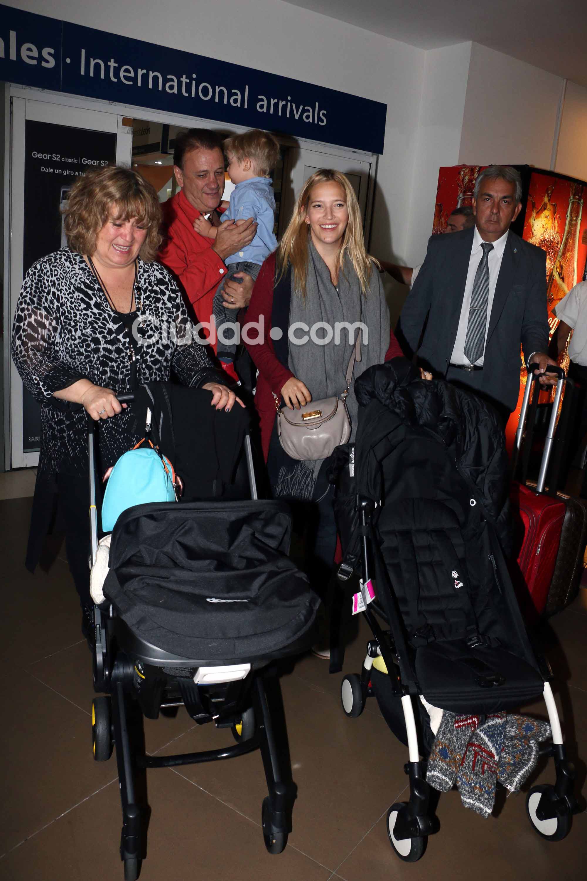 Luisana Lopilato llegó al país junto a sus hijos Noah y Elías. (Fotos: Movilpress-Ciudad.com)