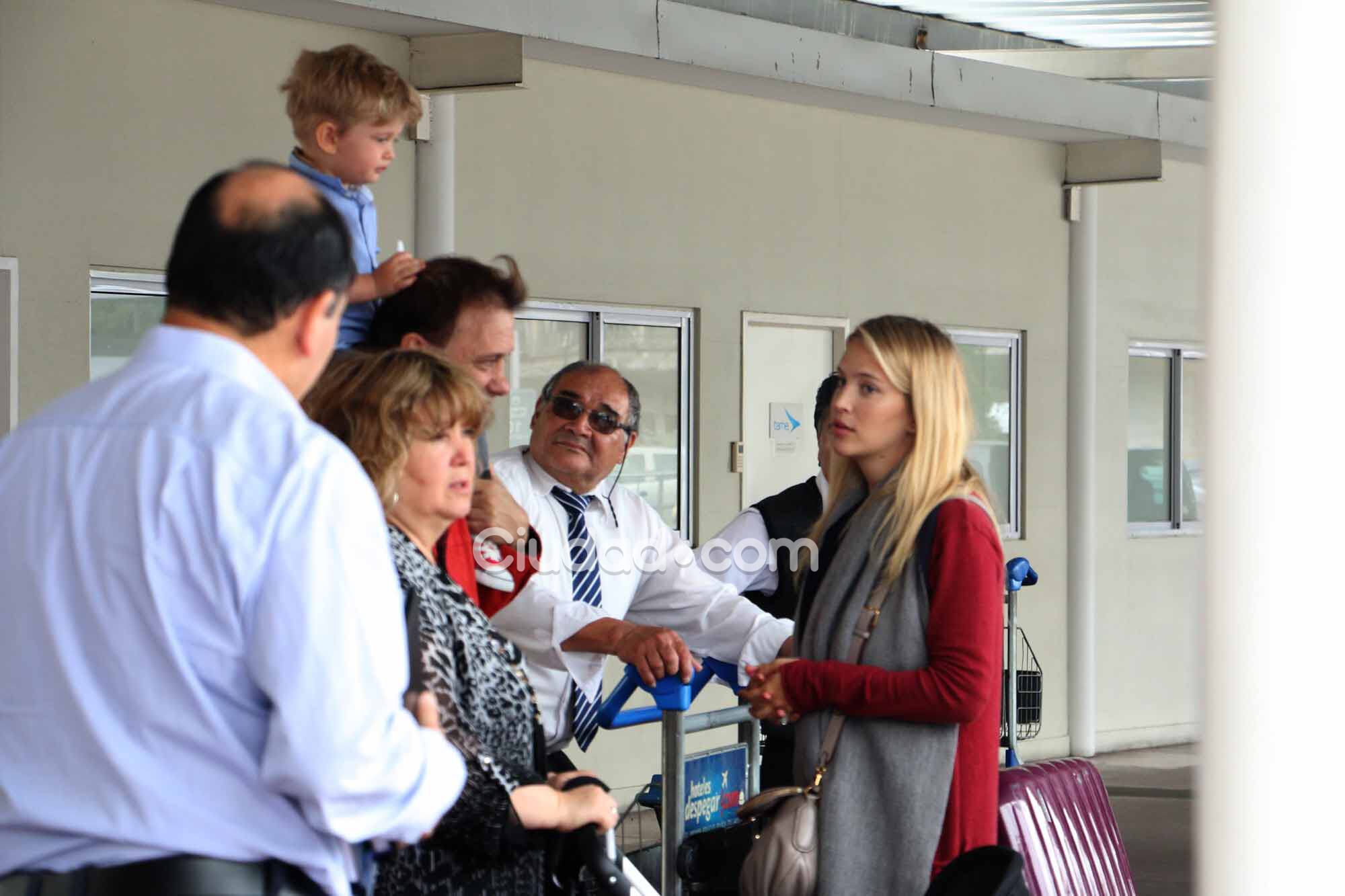 Luisana Lopilato llegó al país junto a sus hijos Noah y Elías. (Fotos: Movilpress-Ciudad.com)
