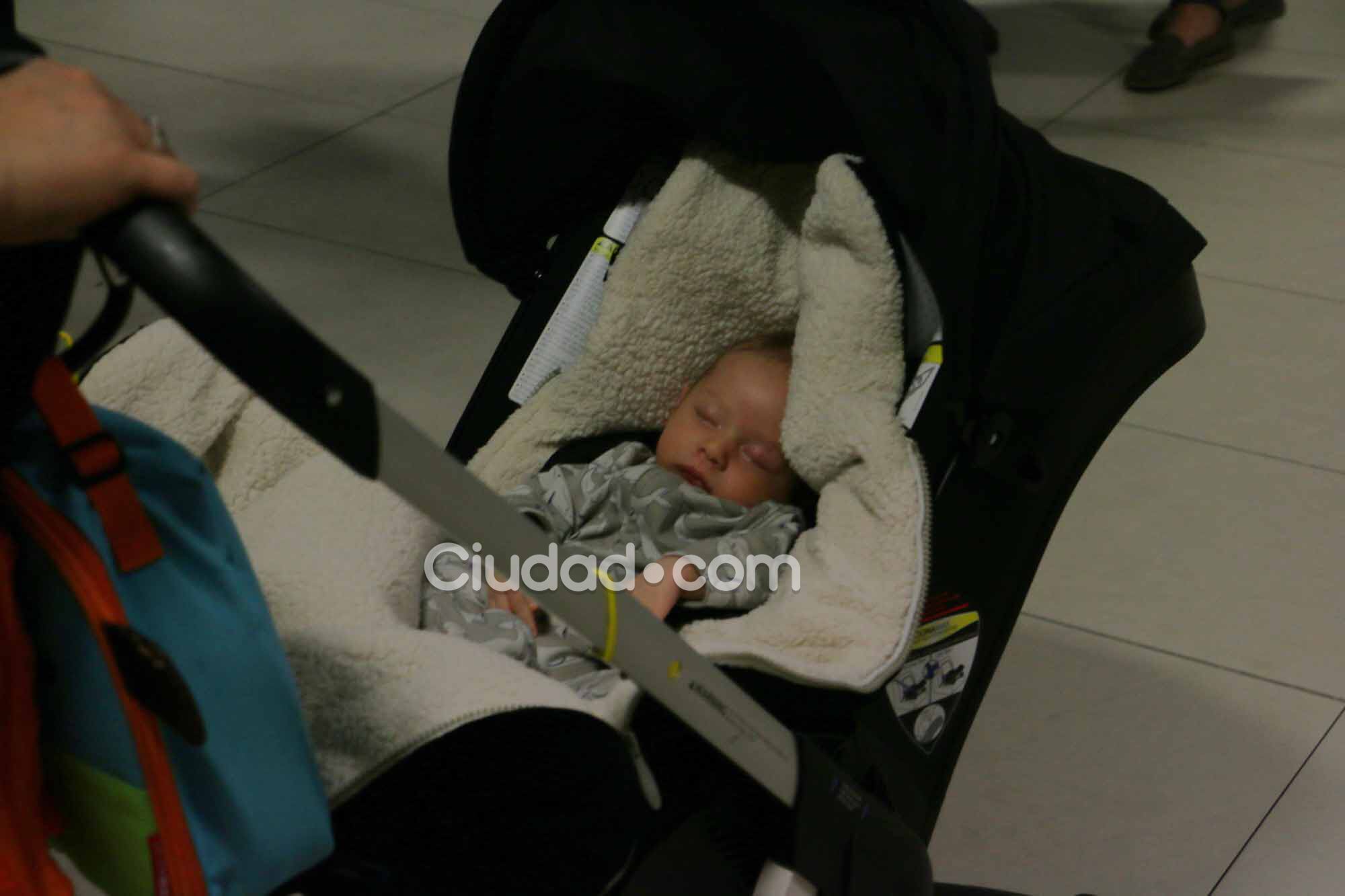 Luisana Lopilato llegó al país junto a sus hijos Noah y Elías. (Fotos: Movilpress-Ciudad.com)