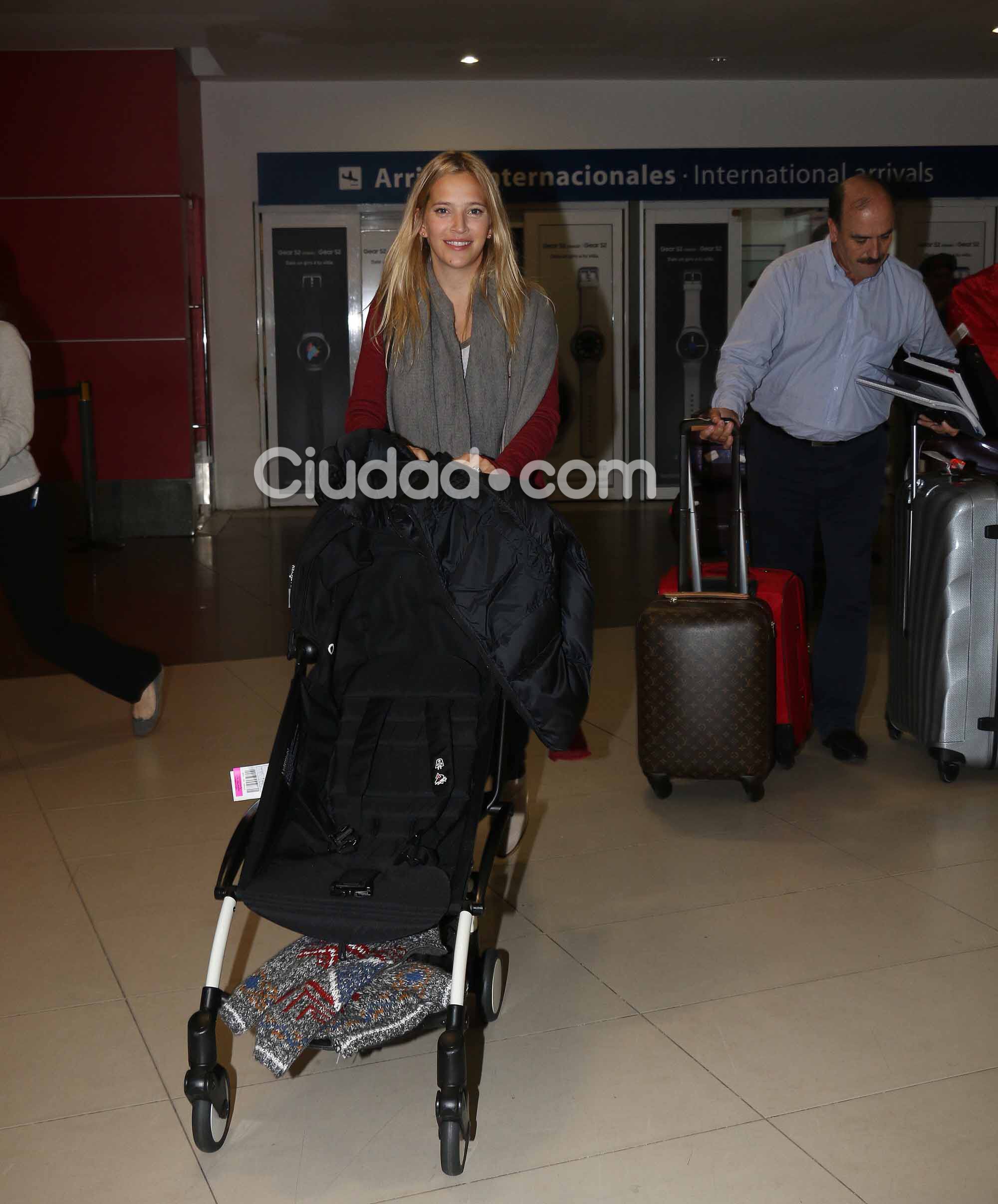 Luisana Lopilato llegó al país junto a sus hijos Noah y Elías. (Fotos: Movilpress-Ciudad.com)