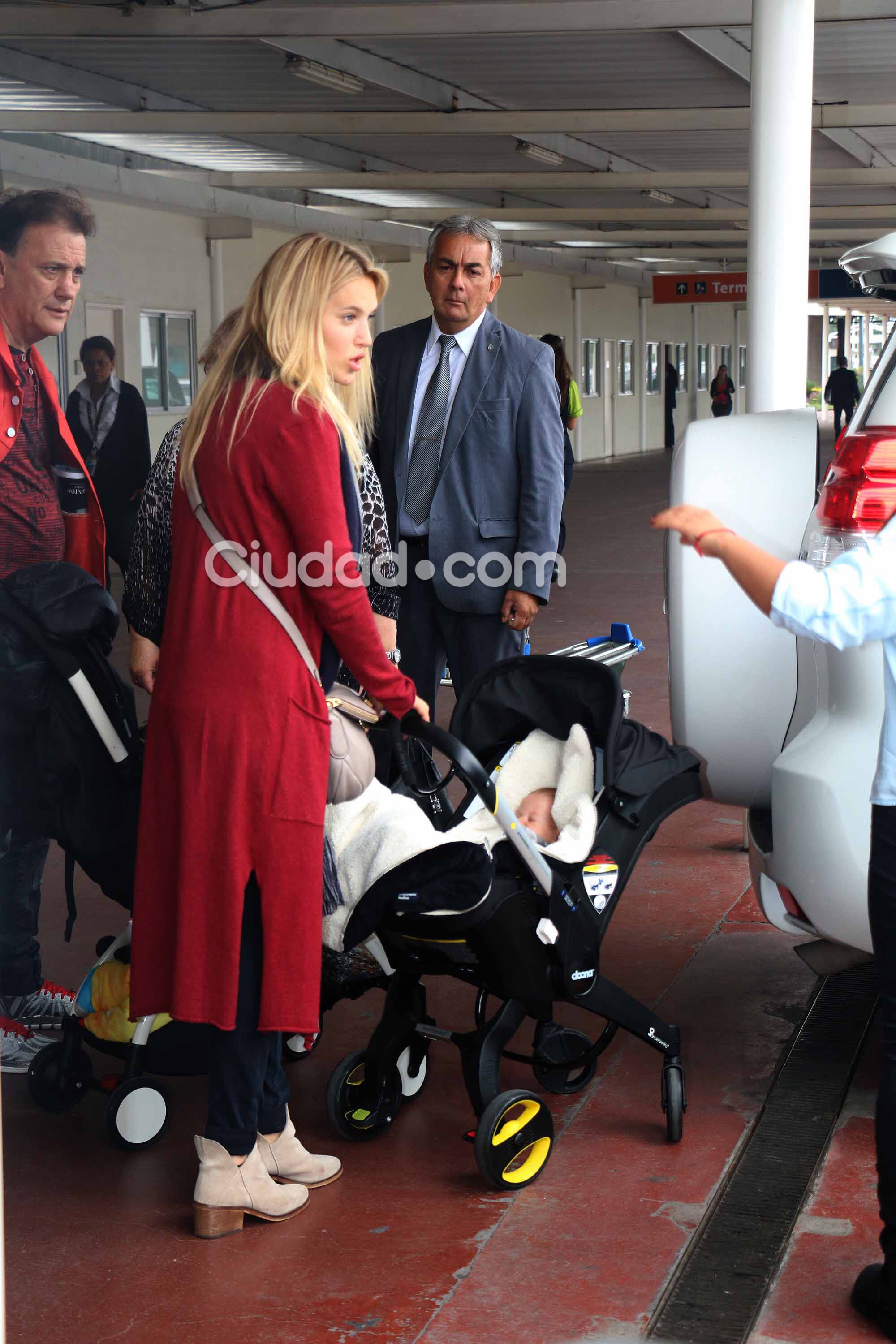 Luisana Lopilato llegó al país junto a sus hijos Noah y Elías. (Fotos: Movilpress-Ciudad.com)