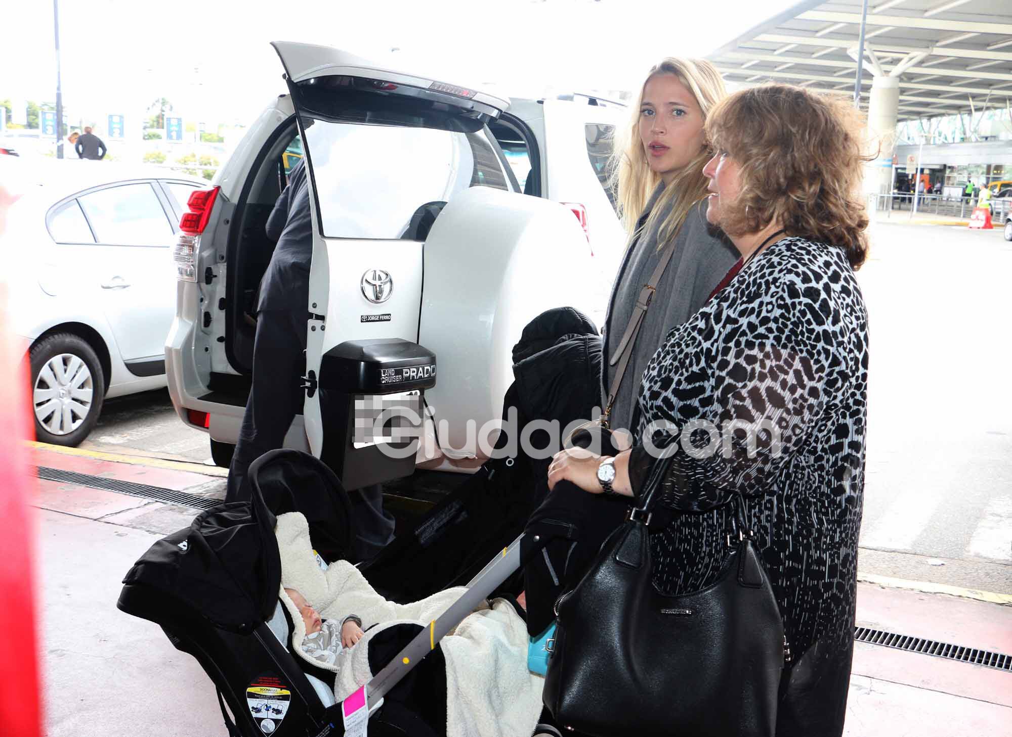Luisana Lopilato llegó al país junto a sus hijos Noah y Elías. (Fotos: Movilpress-Ciudad.com)