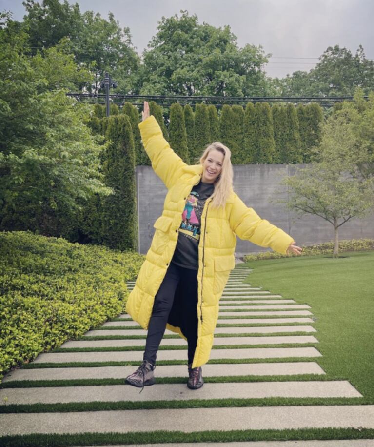 Luisana Lopilato sorprendió con su look: una enorme campera de color estridente