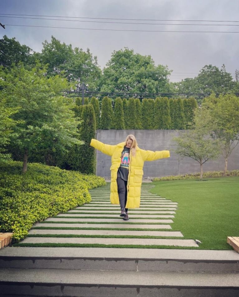 Luisana Lopilato sorprendió con su look: una enorme campera de color estridente