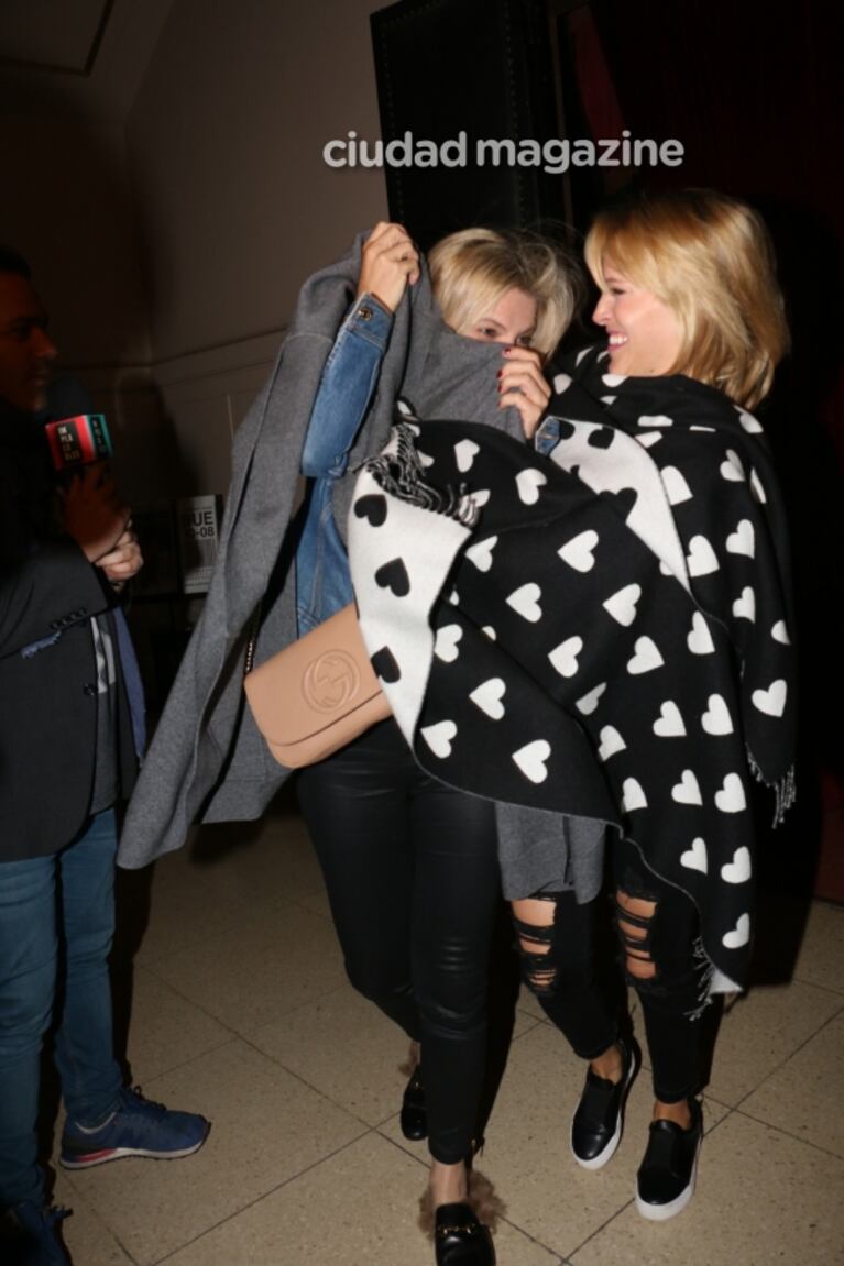 Luisana Lopilato y Michael Bublé fueron a ver a Darío al teatro: susurros al oído, carcajadas y mucha complicidad
