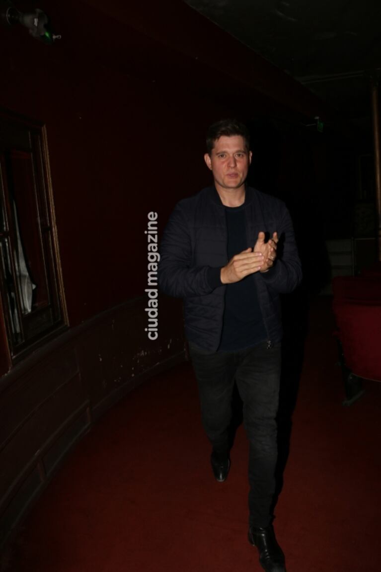 Luisana Lopilato y Michael Bublé fueron a ver a Darío al teatro: susurros al oído, carcajadas y mucha complicidad