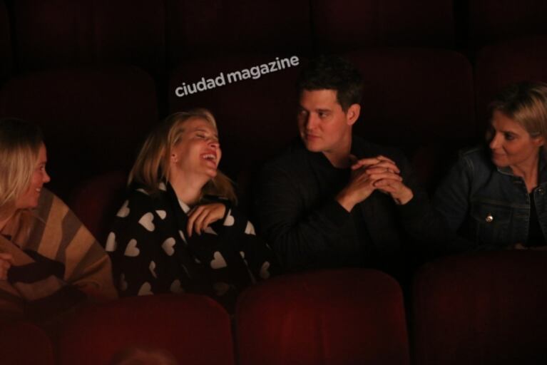 Luisana Lopilato y Michael Bublé fueron a ver a Darío al teatro: susurros al oído, carcajadas y mucha complicidad
