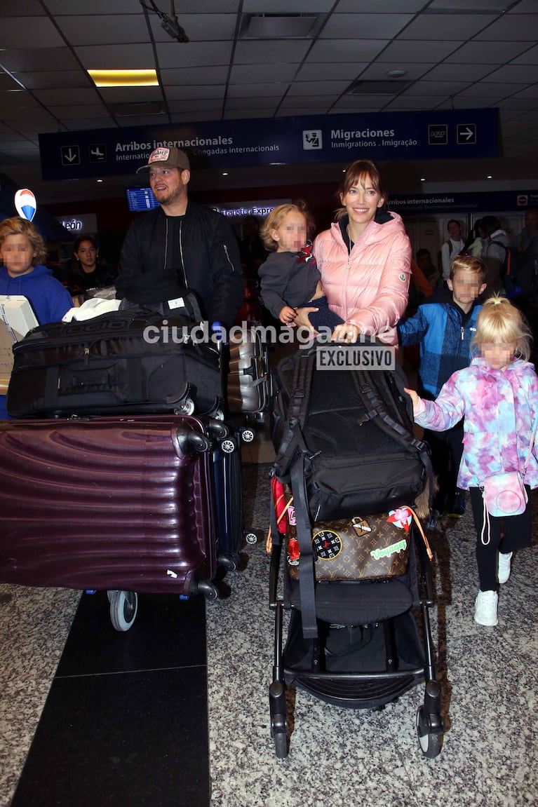 Luisana Lopilato y Michael Bublé llegaron a Argentina con sus hijos (Foto: Movilpress).