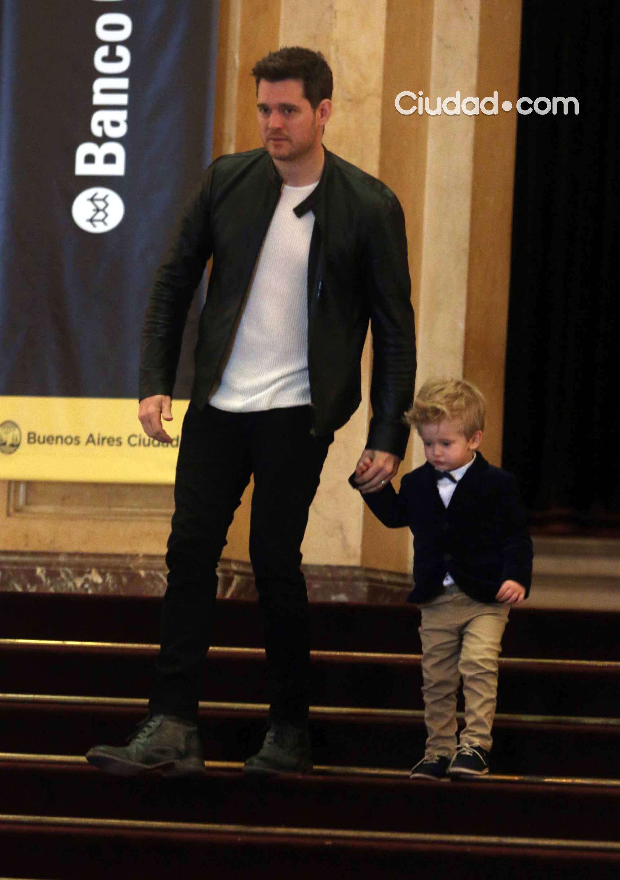 Luisana Lopilato y Michael Bublé llevaron a sus hijos al Colón (Foto: Movilpress)
