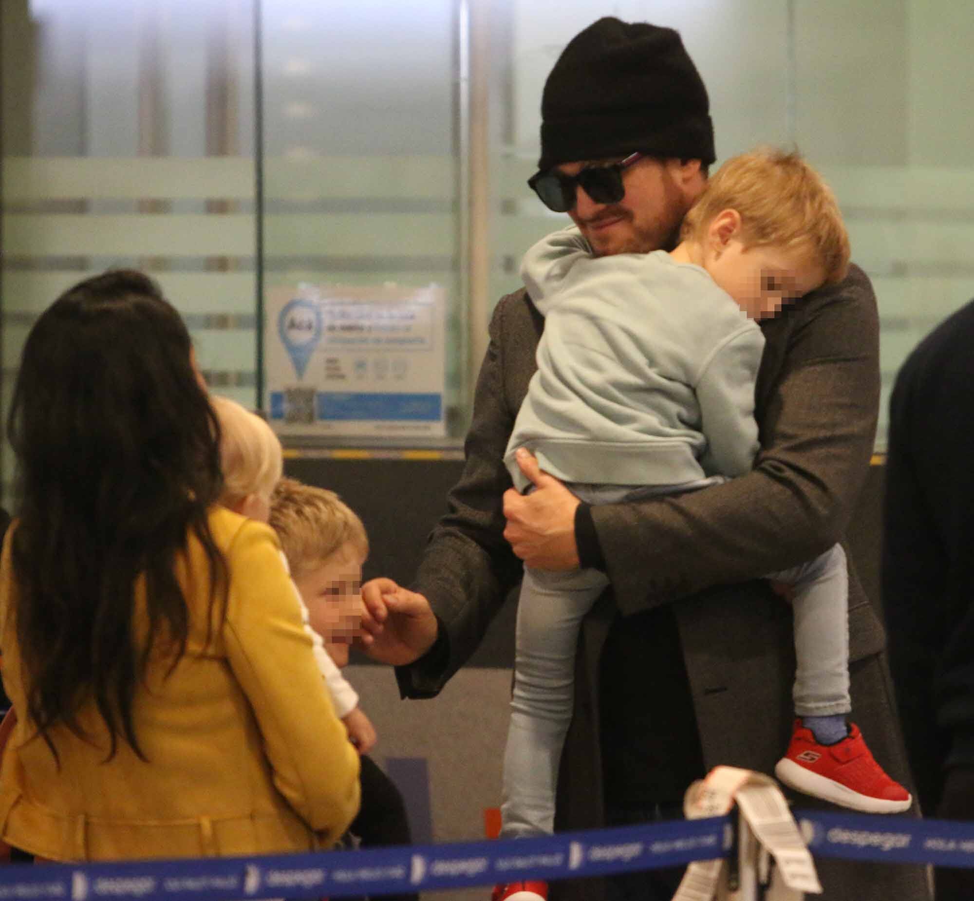 Luisana Lopilato y Michael Bublé regresaron a Canadá con sus hijos, Noah, Elías y Vida. (Foto: Movilpress)