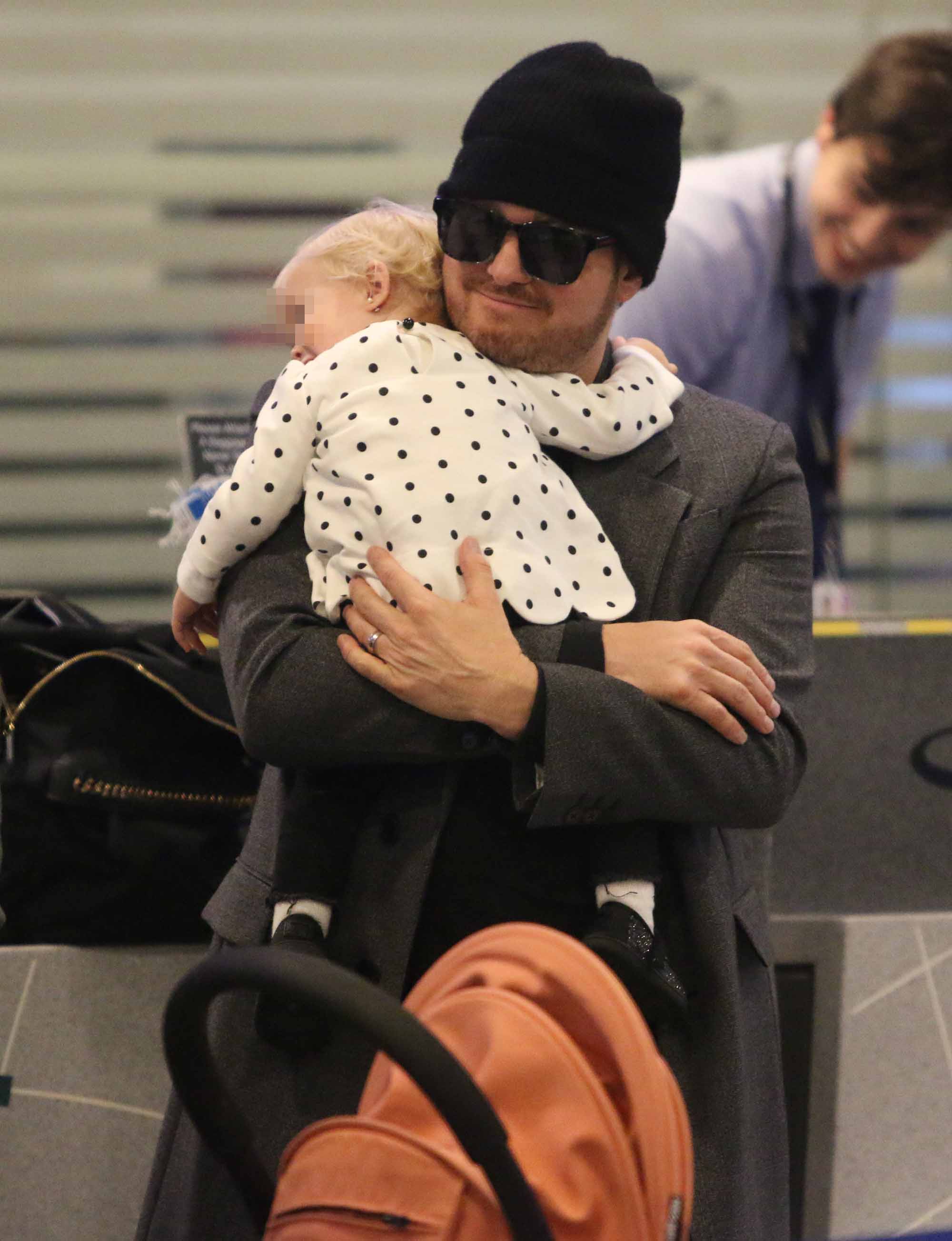 Luisana Lopilato y Michael Bublé regresaron a Canadá con sus hijos, Noah, Elías y Vida. (Foto: Movilpress)