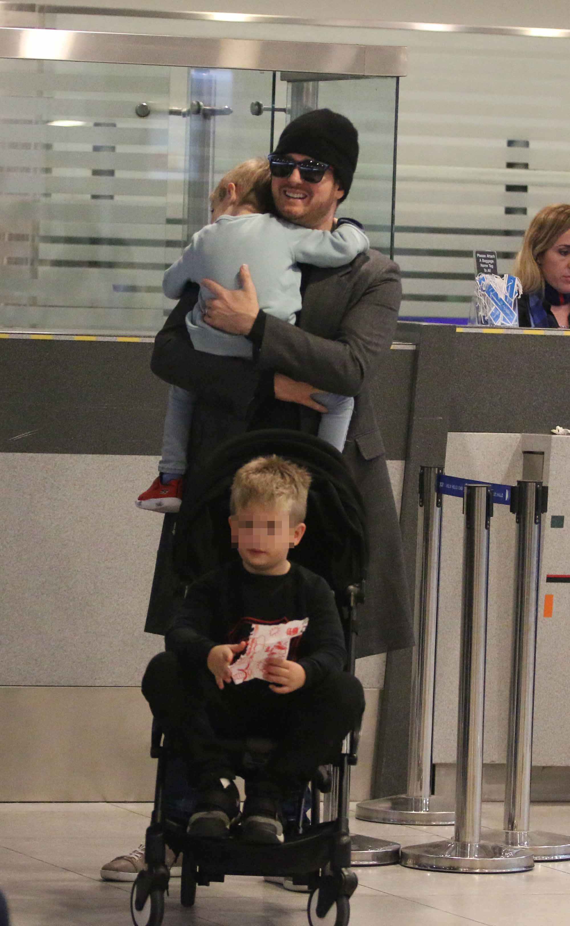 Luisana Lopilato y Michael Bublé regresaron a Canadá con sus hijos, Noah, Elías y Vida. (Foto: Movilpress)