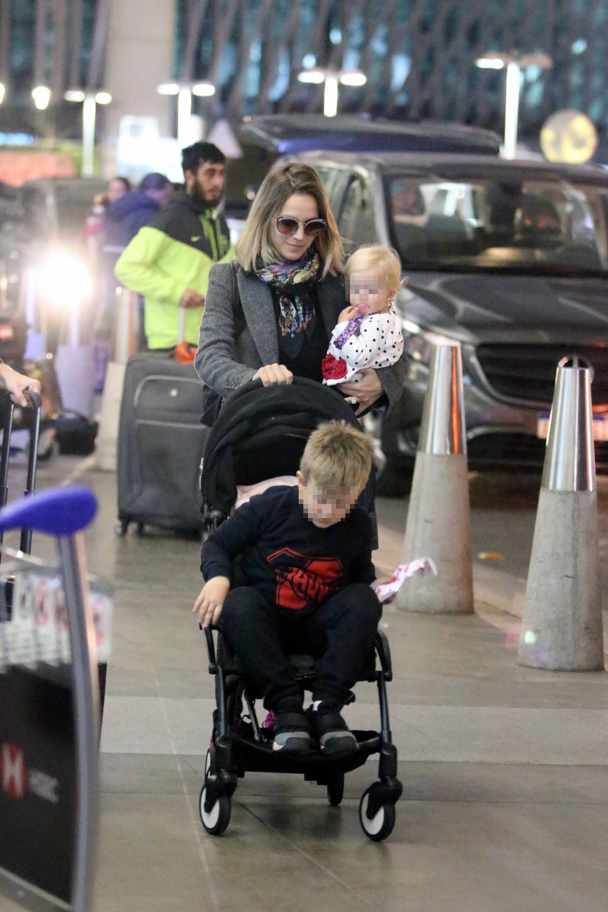 Luisana Lopilato y Michael Bublé regresaron a Canadá con sus hijos, Noah, Elías y Vida. (Foto: Movilpress)