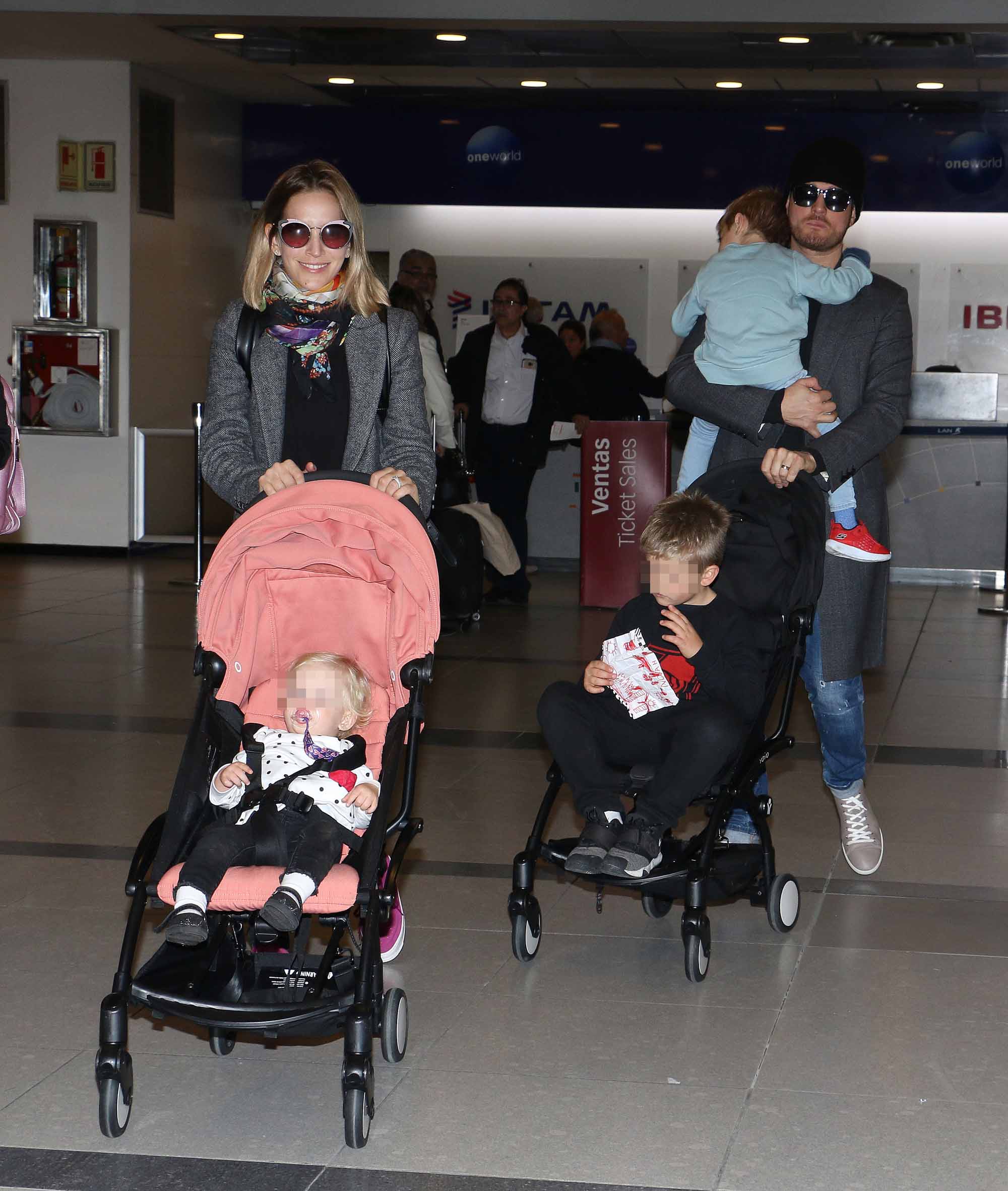 Luisana Lopilato y Michael Bublé regresaron a Canadá con sus hijos, Noah, Elías y Vida. (Foto: Movilpress)