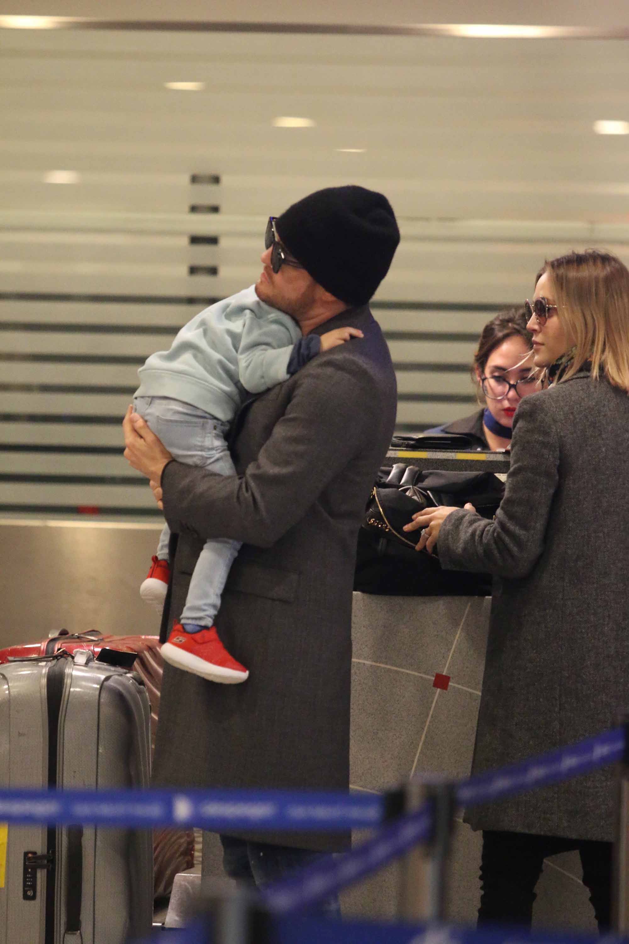 Luisana Lopilato y Michael Bublé regresaron a Canadá con sus hijos, Noah, Elías y Vida. (Foto: Movilpress)