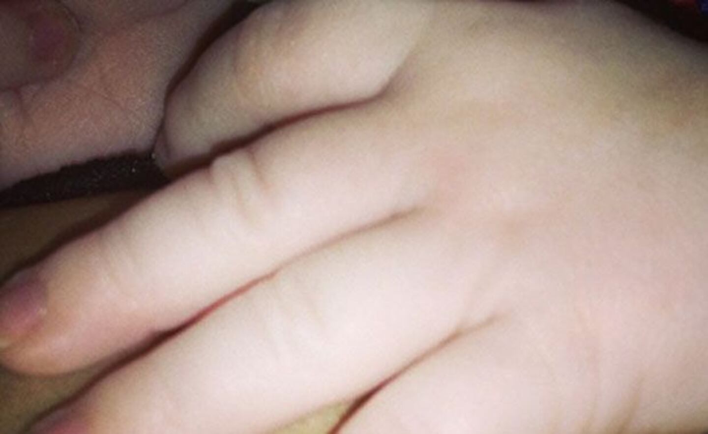 Luisana Lopilato y una foto de la manito de su hijo Noah (Foto: Instagram). 
