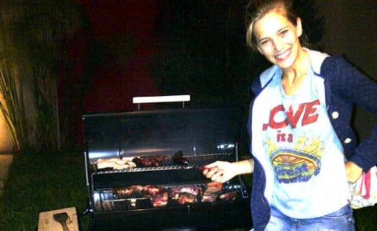 Luisana posa junto a la parrilla. (Foto: twitter.com/lulopilato)