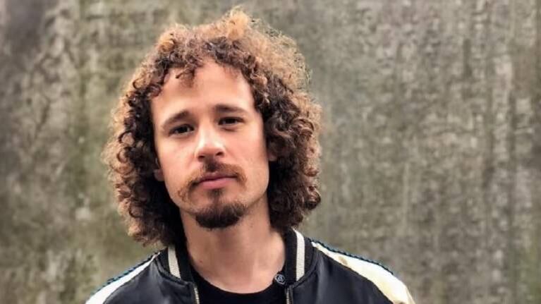 Luisito Comunica protagoniza la tapa de la revista Playboy África fumando marihuana