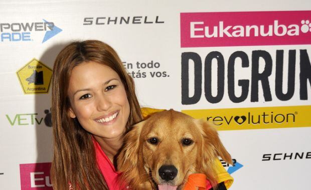 Luli Fernández con su perro (Foto: Jennifer Rubio).